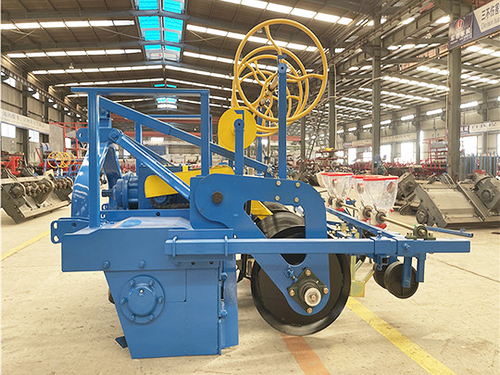 旋耕起壟鋪膜播種打孔一體機(jī)